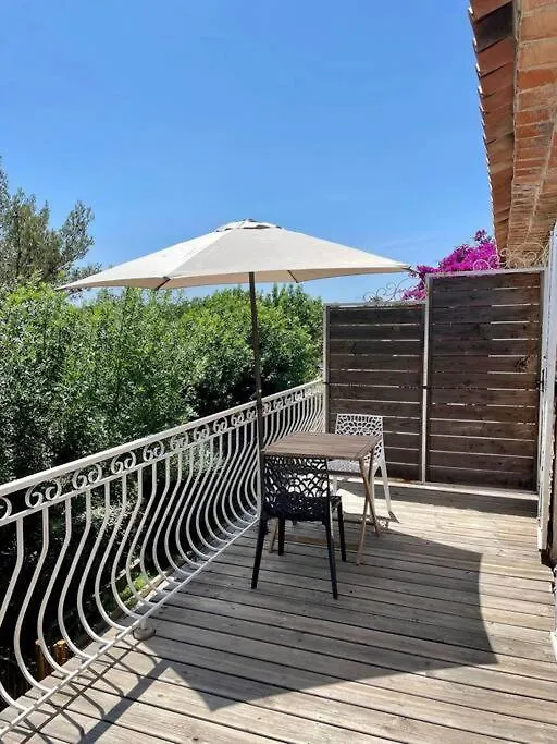 Apartment Grand Studio & Terrasse Privee Hyeres France