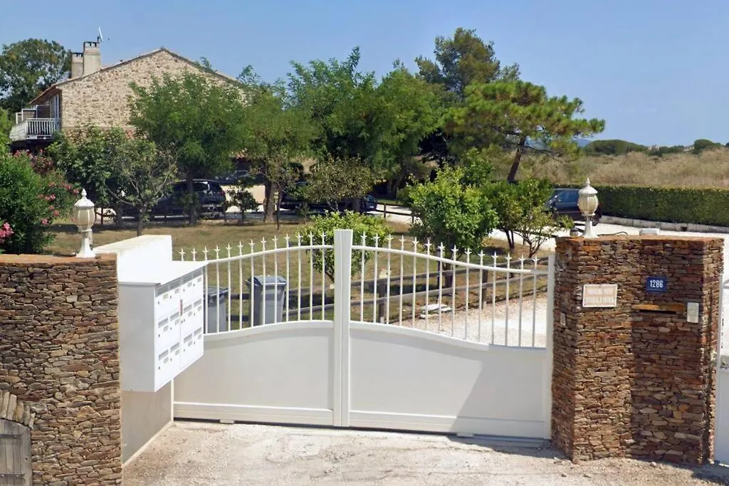Grand Studio & Terrasse Privee contacts